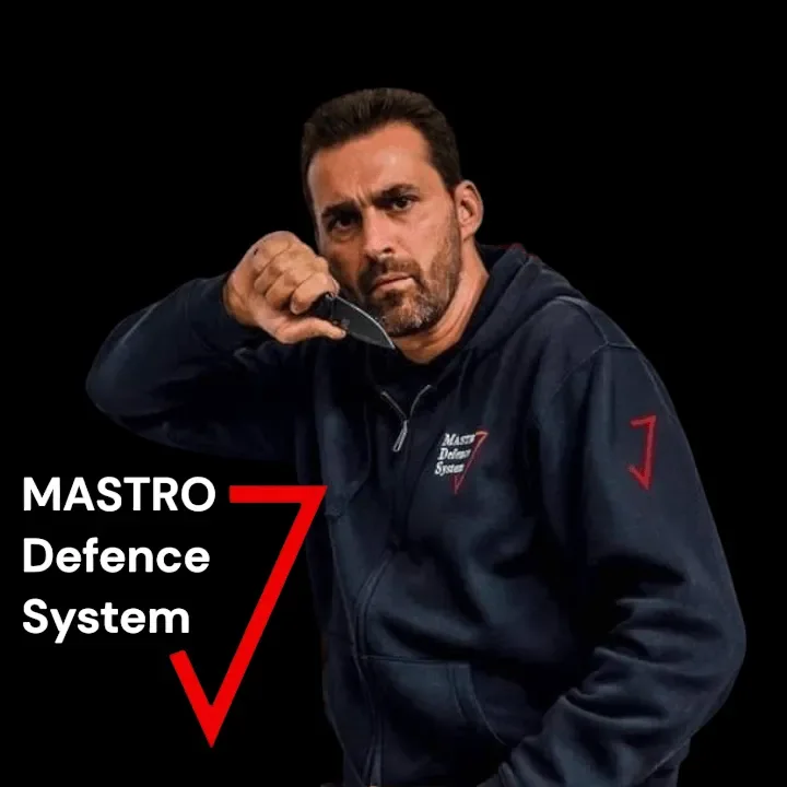 Fred Mastro, fondateur du Mastro Defence System, en garde lors d'une démonstration